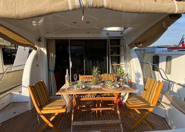 Botel Exclusive Yatching