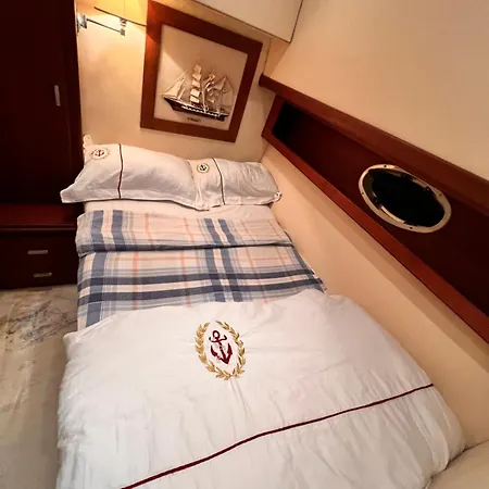 Exclusive Yatching Úszó hotel *