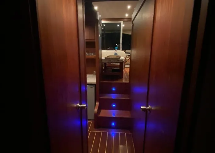 Botel Exclusive Yatching